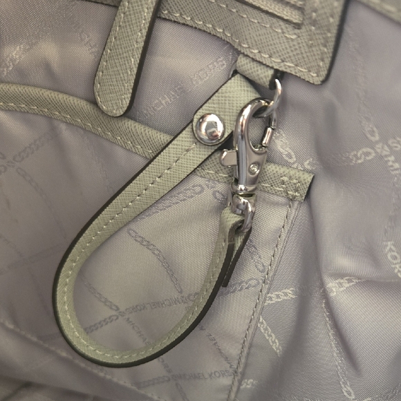 🩶 Michael Kors Light Gray Voyager Large Tote Silver Hardware - Picture 12 of 16